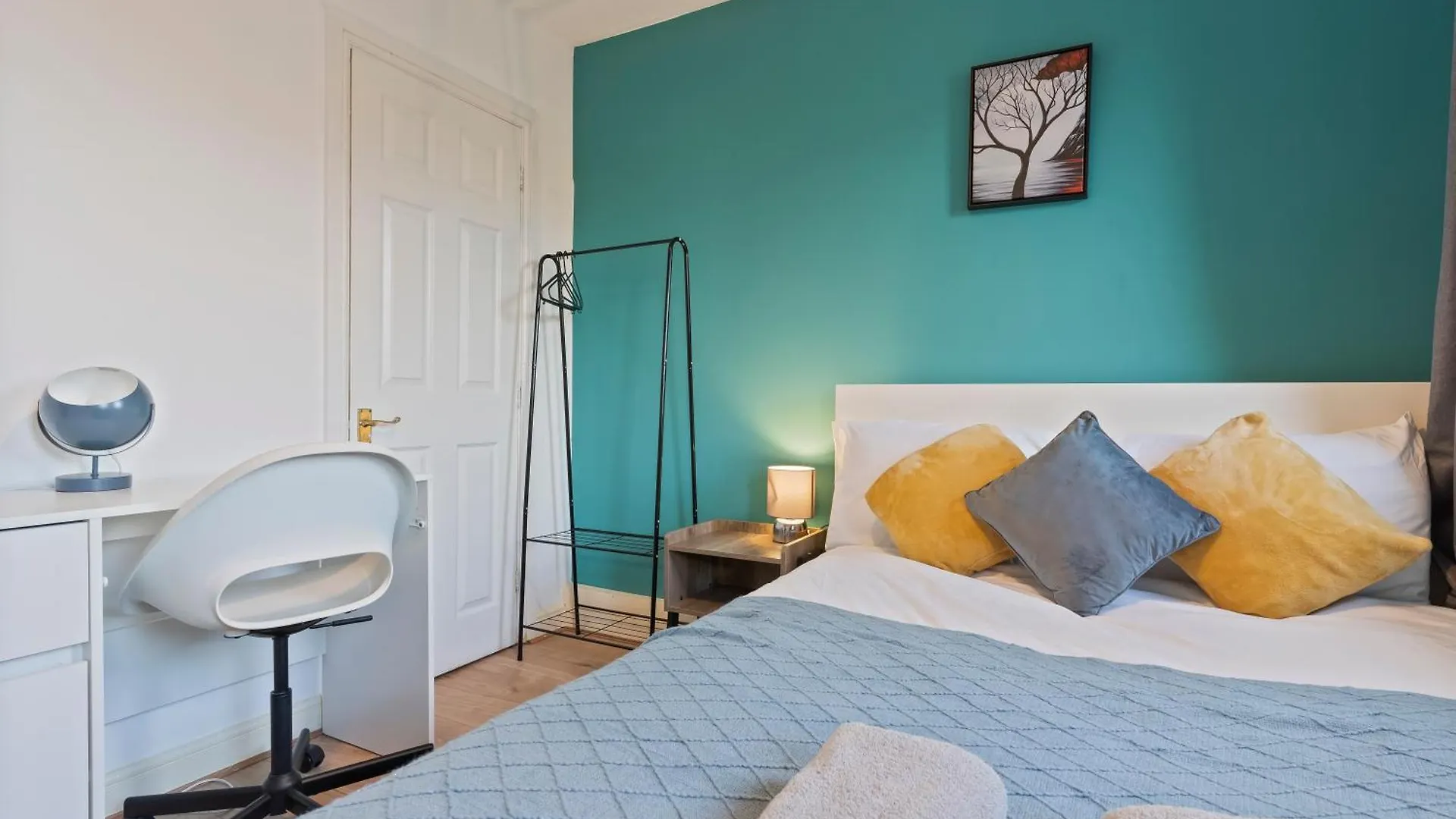 Lovely 4Br House In The City With Parking London 0*,  United Kingdom