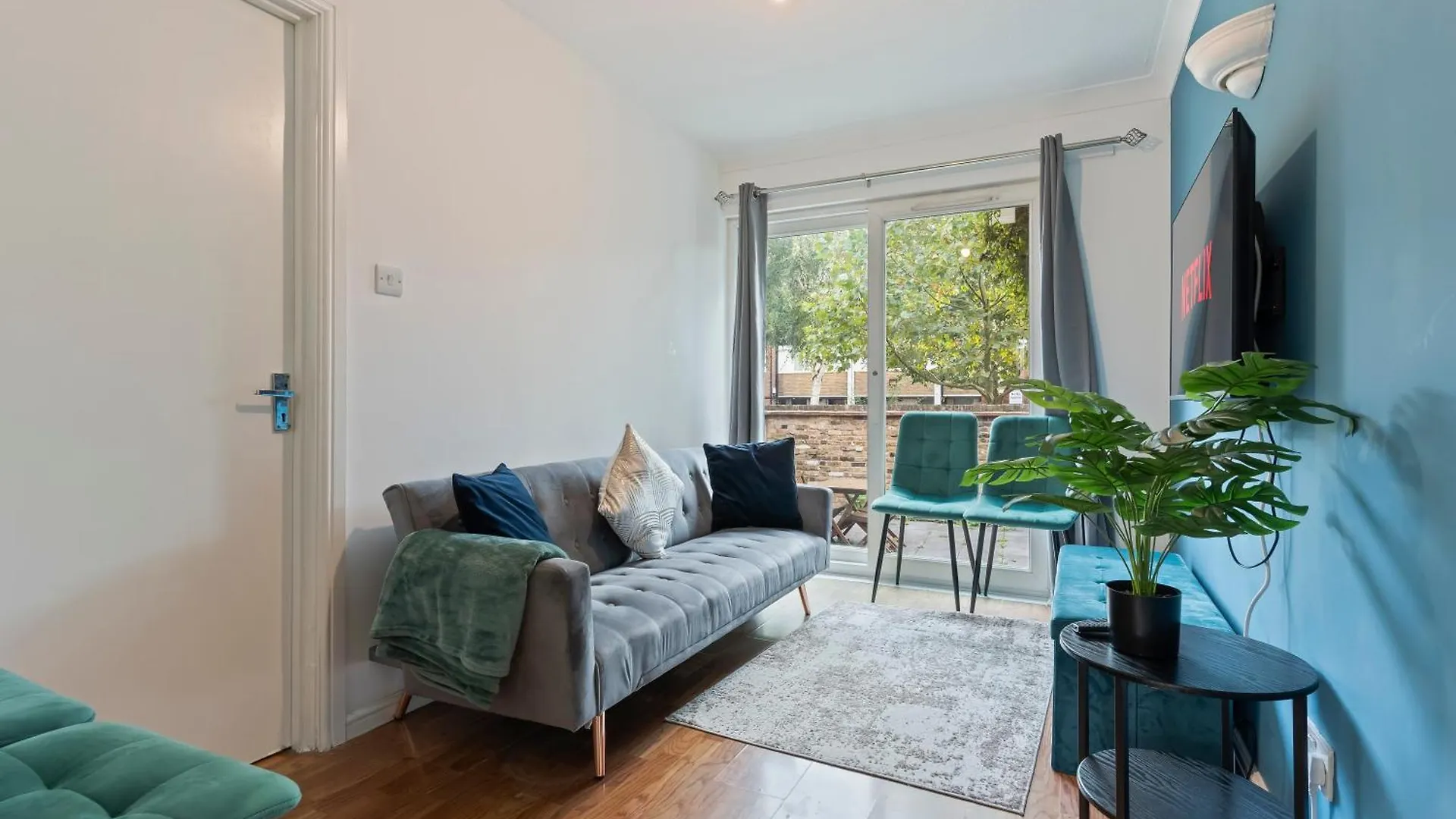 Lovely 4Br House In The City With Parking London Holiday home